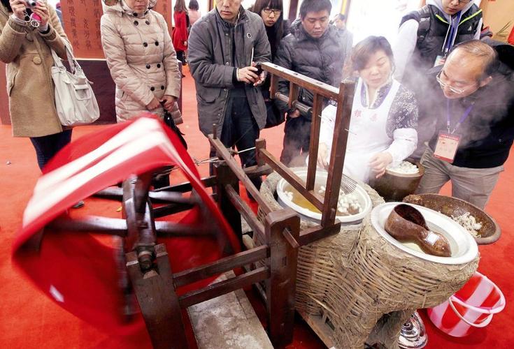 Các Phụ huynh - Học sinh may mắn nhận được những món quà lưu niệm từ Hiệu trưởng trường Khuyenmaimb66 Việt Nam